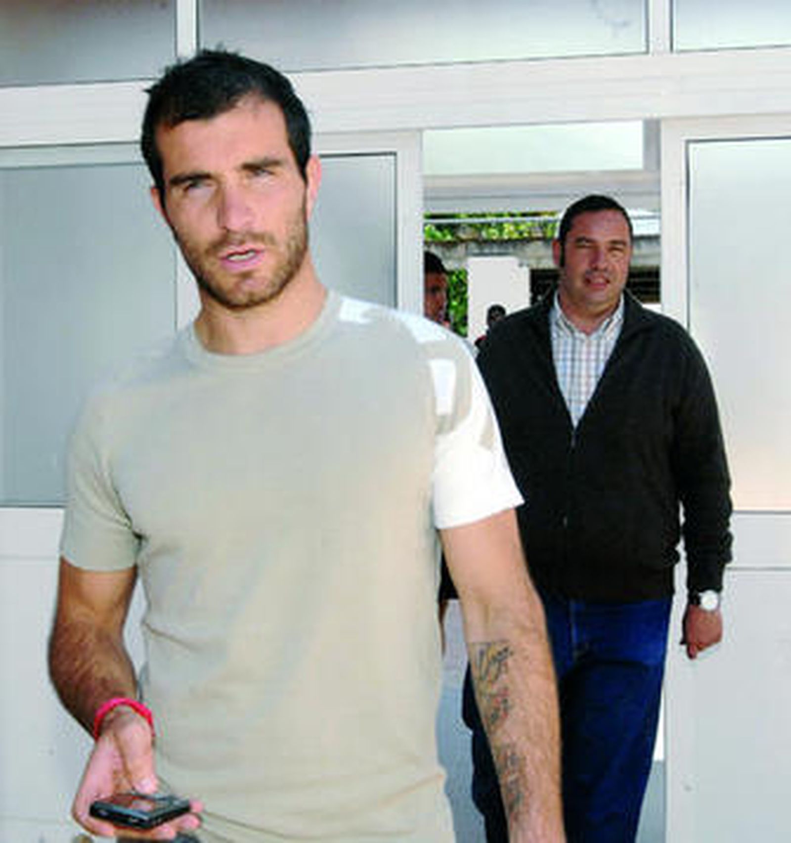 Enzo Maresca, seguido de Jesús Gómez, jefe de prensa del Sevilla.