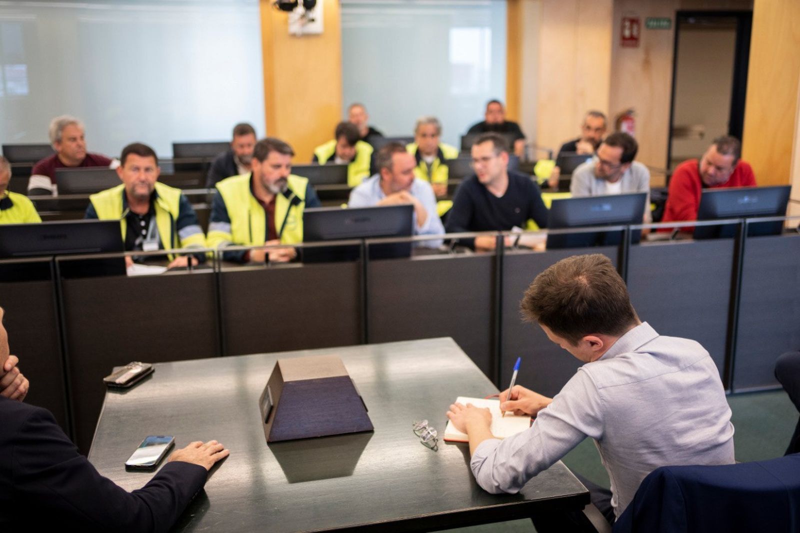Las fotos de los trabajadores de Acerinox con la ministra de Trabajo, Yolanda Díaz