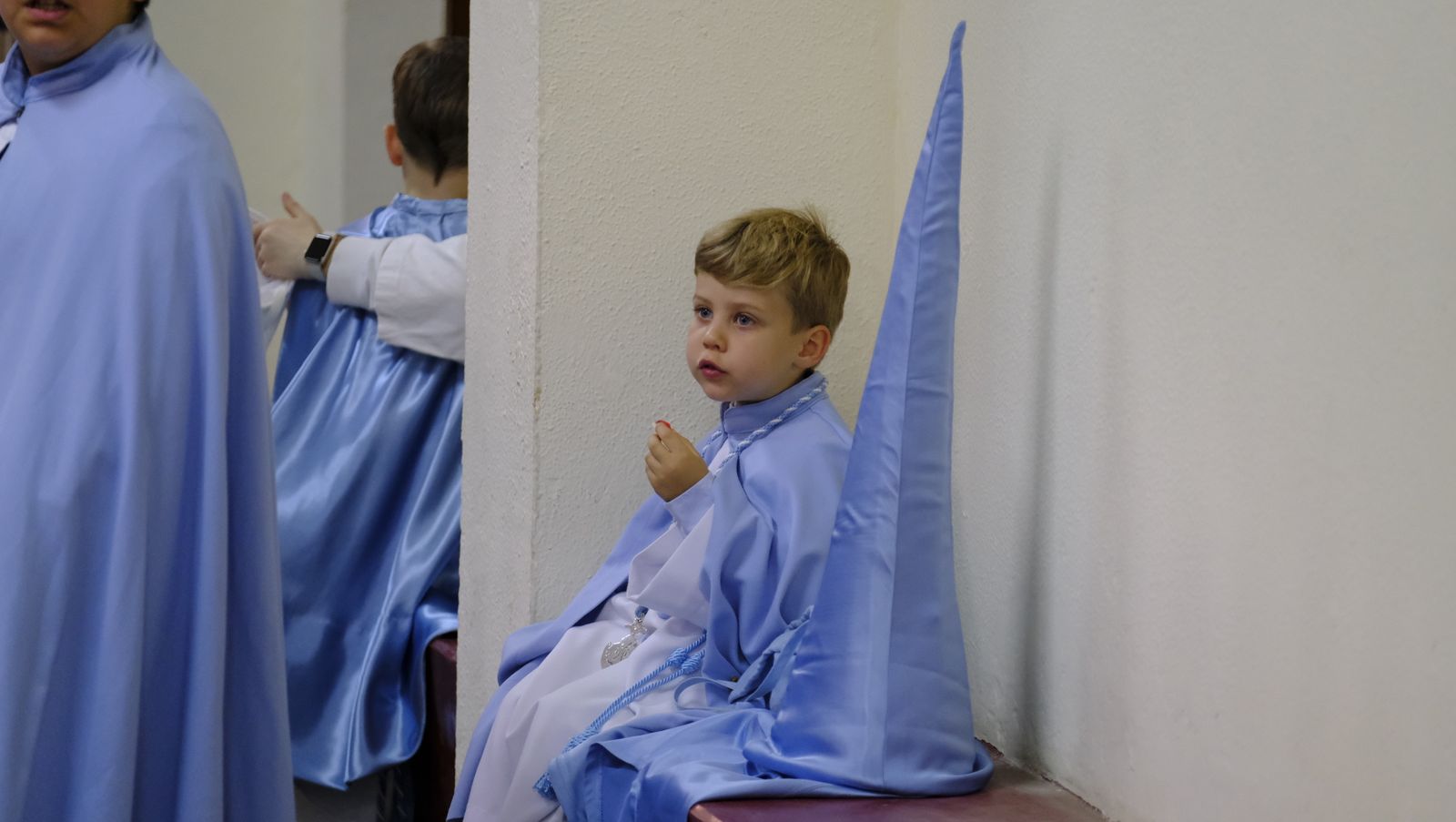 La Procesión de Los Ángeles de sobrepuso a la lluvia, en imágenes