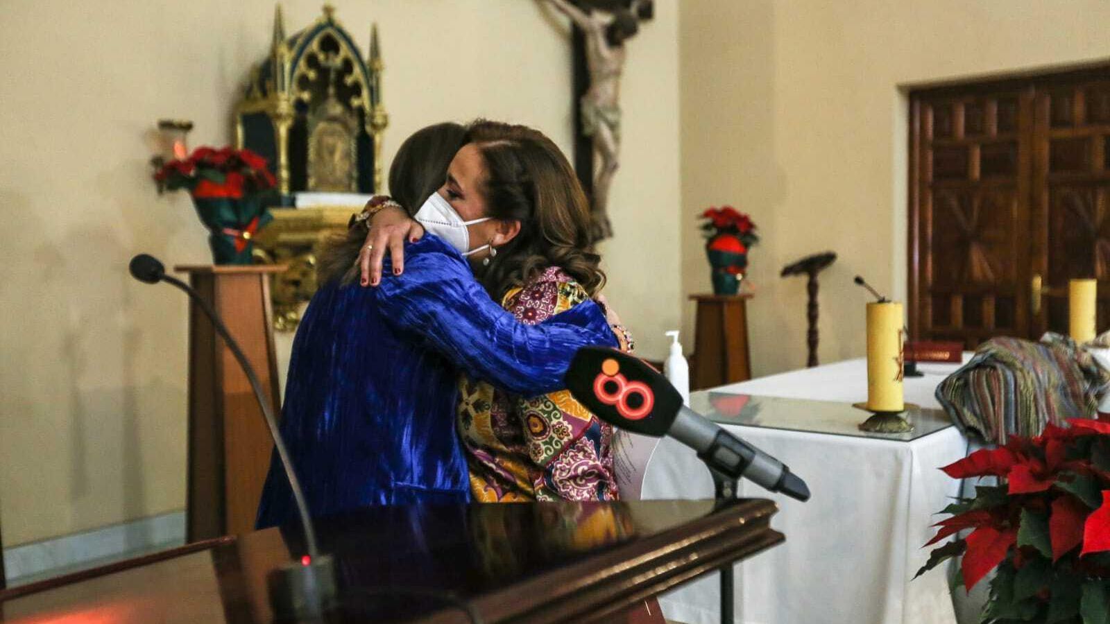 Emotivo abrazo entre la pregonera y su presentadora durante el prólogo del acto.
