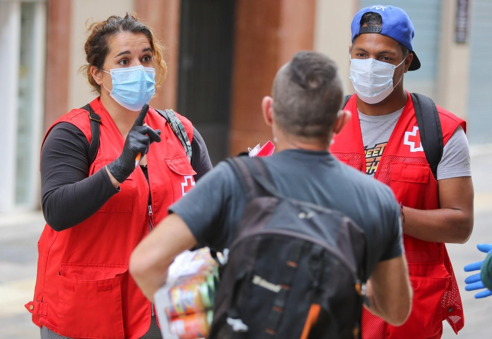 Dos voluntarios de Cruz Roja Málaga ofrecen información sobre prevención.