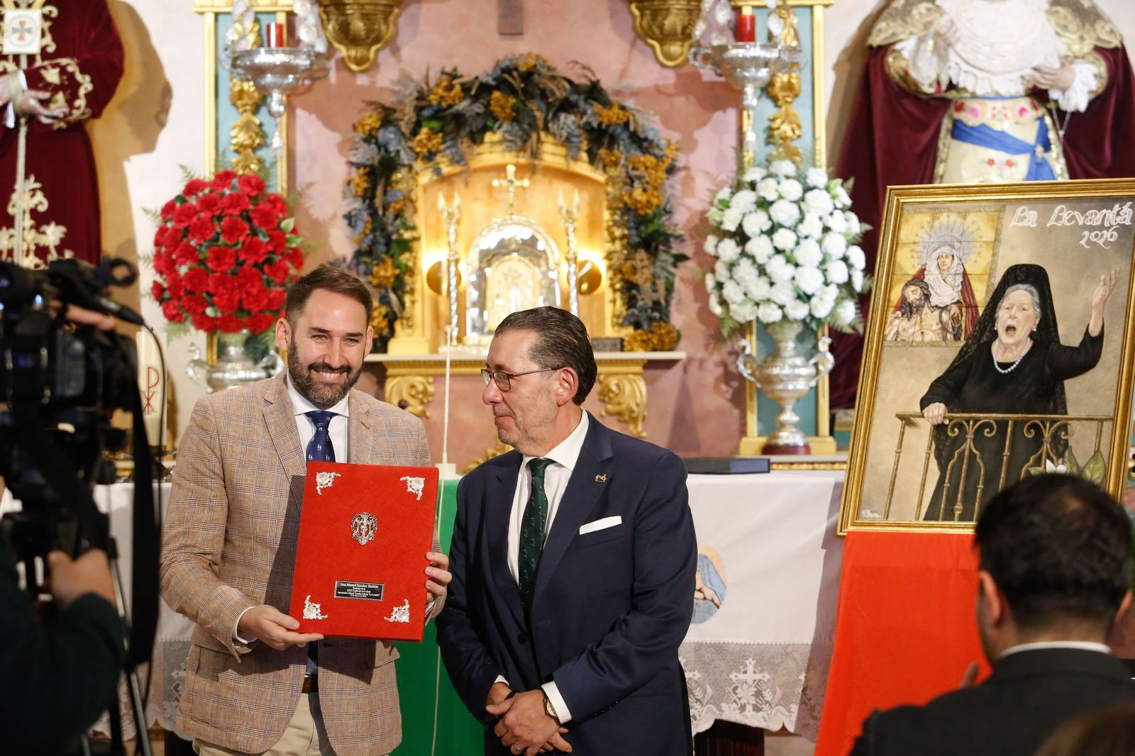 Las fotografías de la presentación del cartel de Valentín Rivera para la tertulia cofrade La Levantá