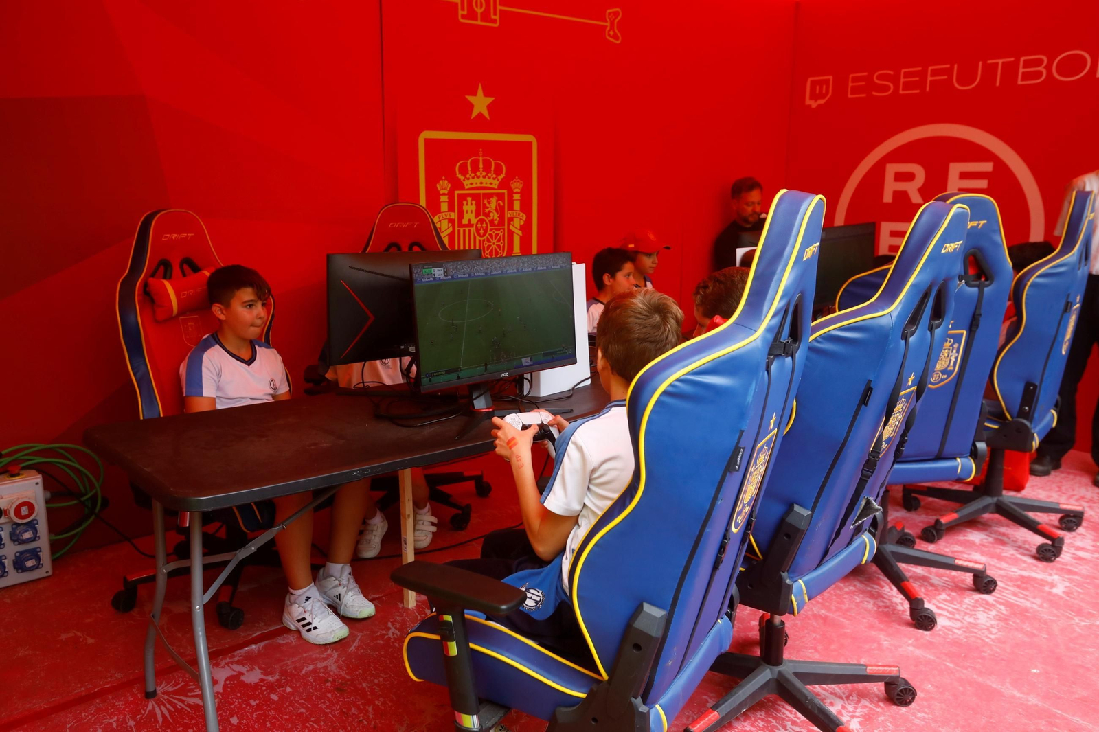 Los colegios de Córdoba disfrutan de la Fan Zone de la selección española, en imágenes
