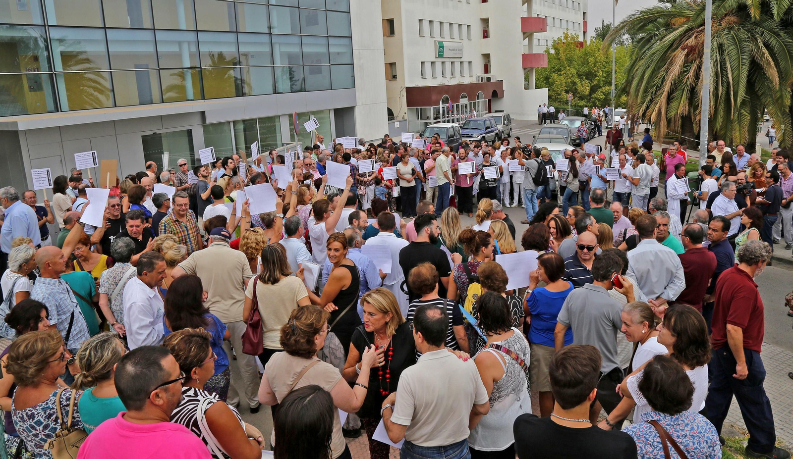 Imagen de una concentración pasada junto al edificio de Radioterapia para pedir su apertura.