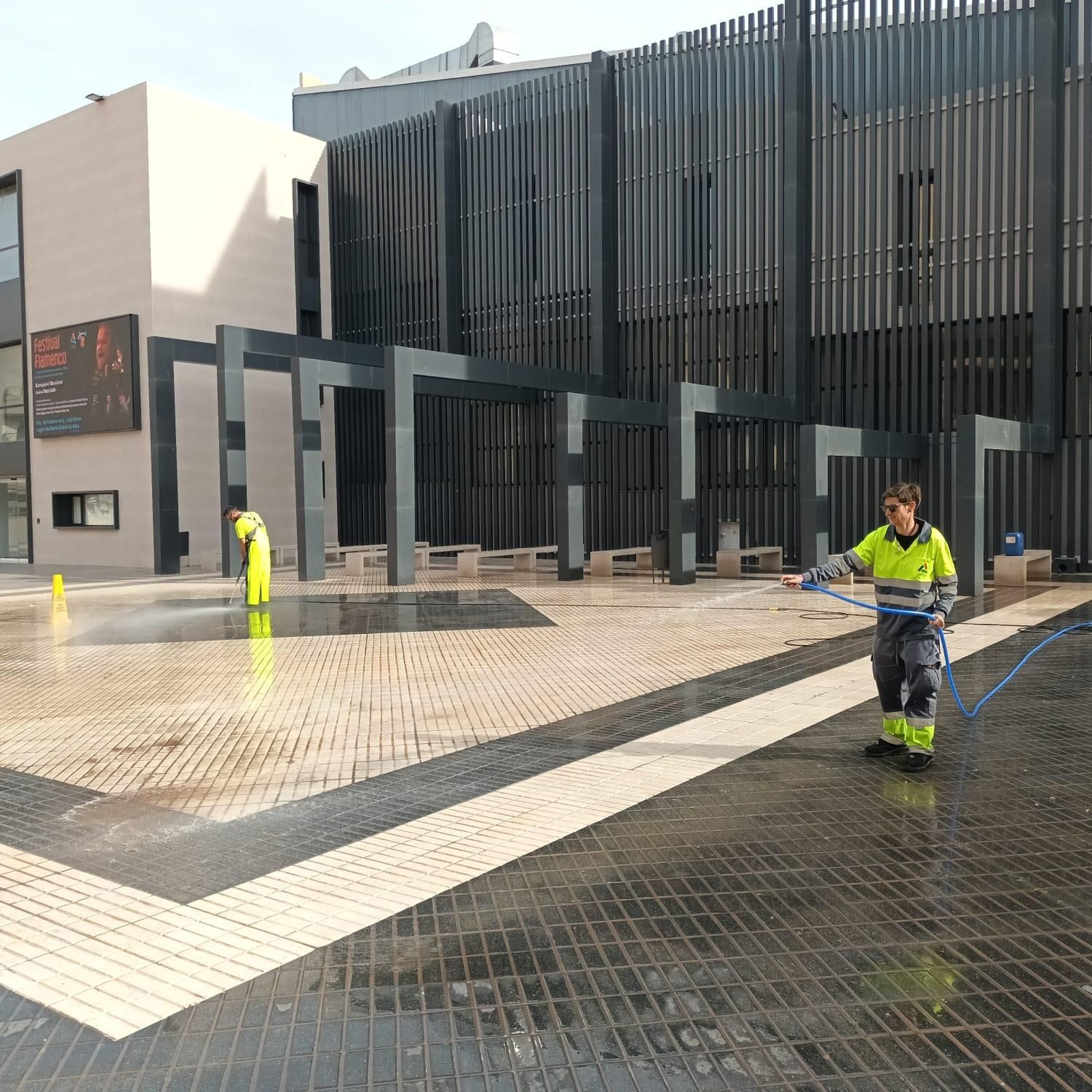 Plan de limpieza intensiva en Adra en zonas del núcleo urbano y barriadas.