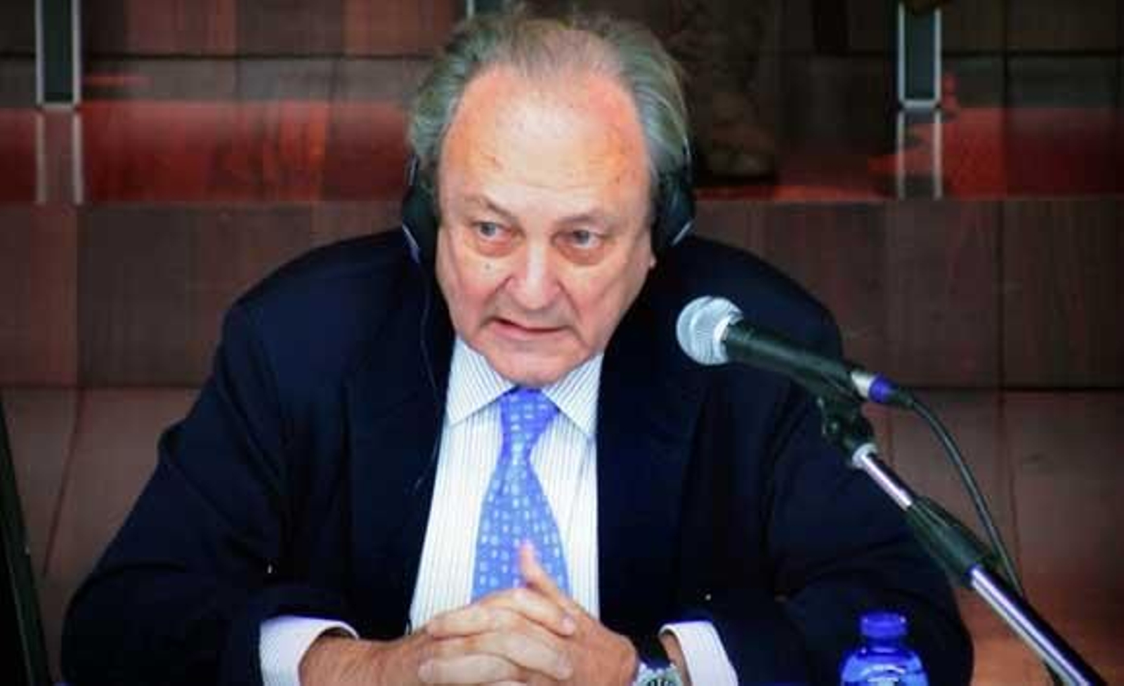 La Marina Mercante alejó el 'Prestige' de la costa por el "peligro de hundimiento"