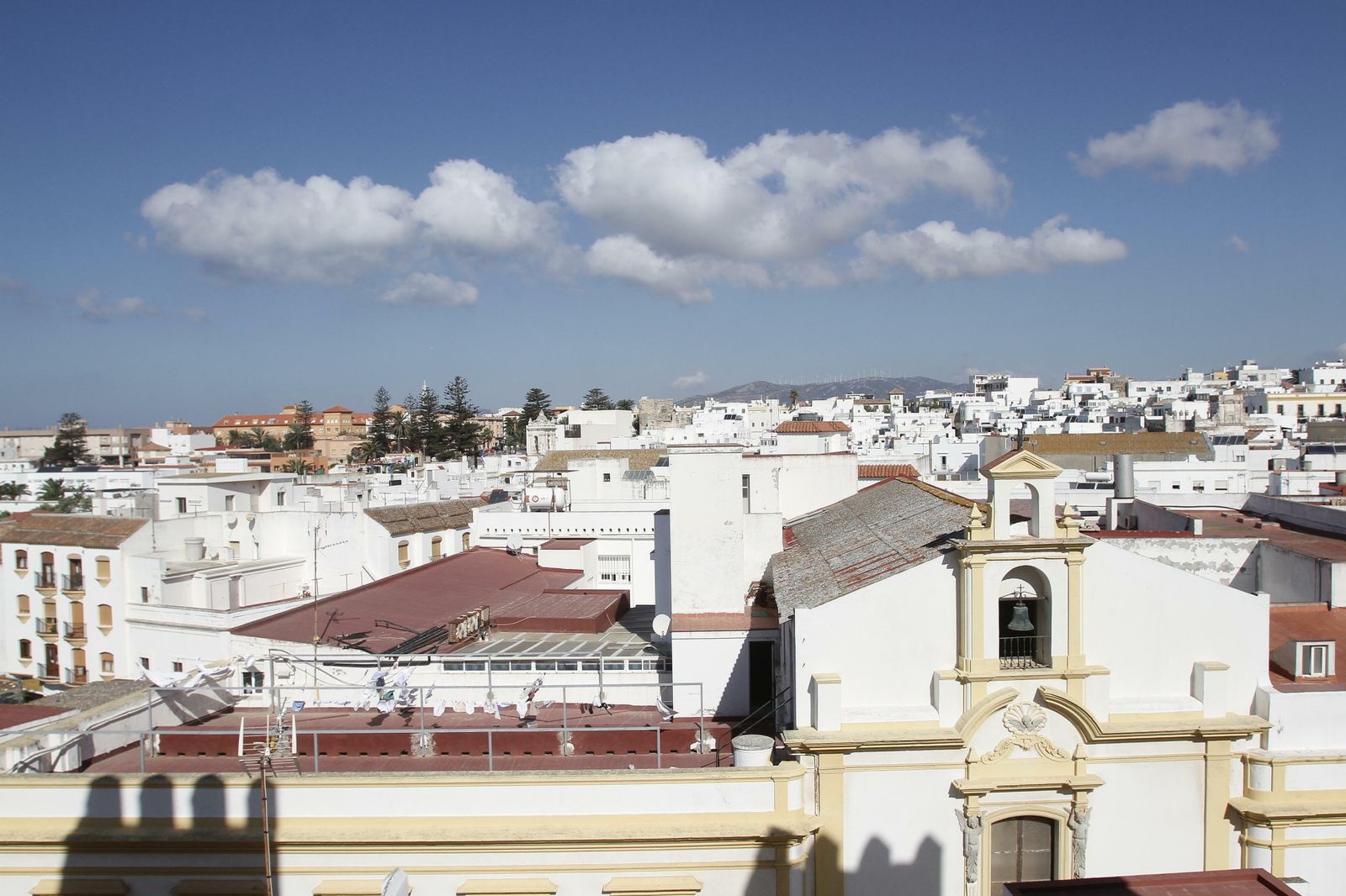 Vista de la ciudad de Tarifa desde las murallas del castillo.