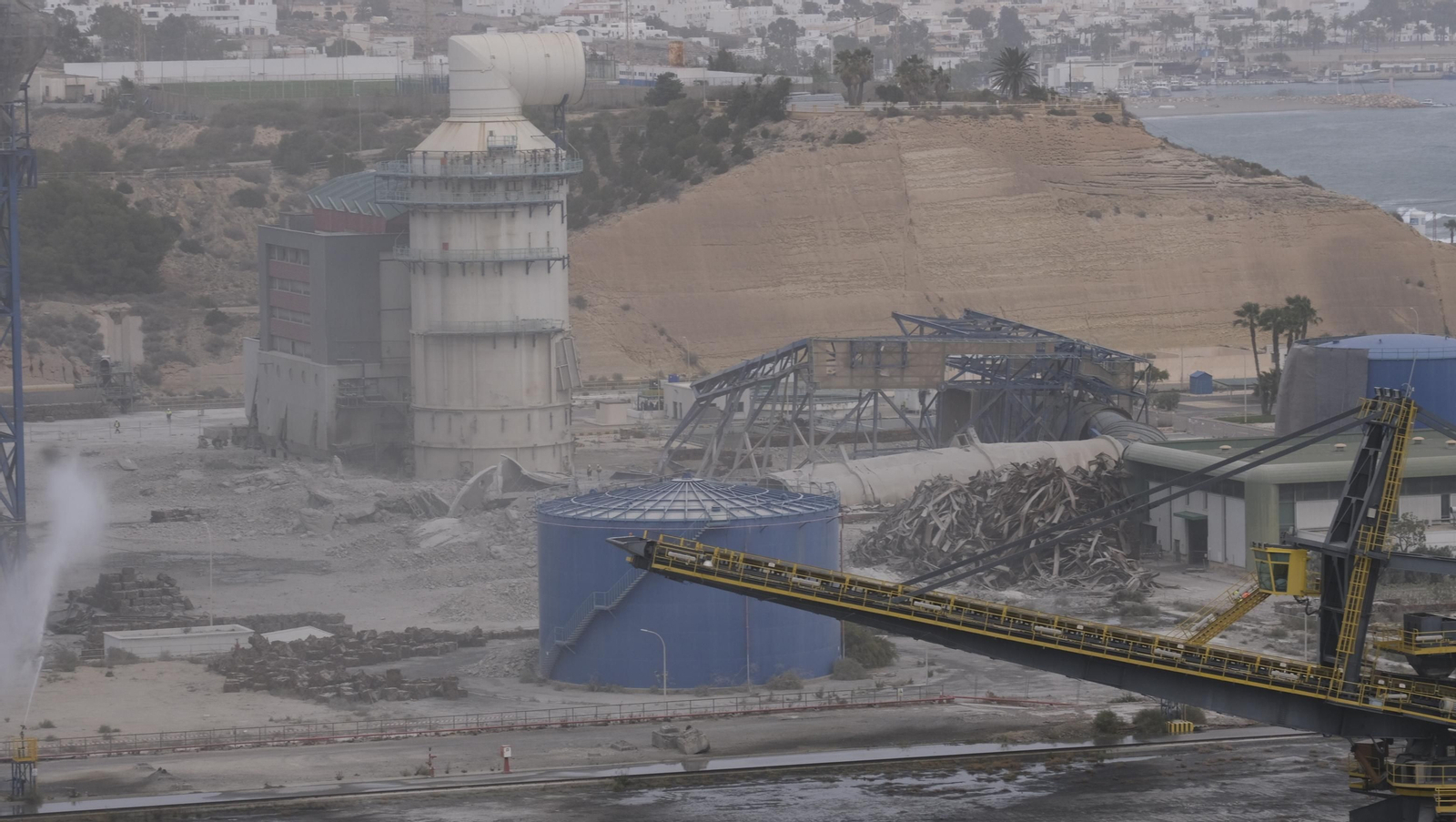 El derribo de la Torre Litoral de Endesa en Carboneras, en imágenes