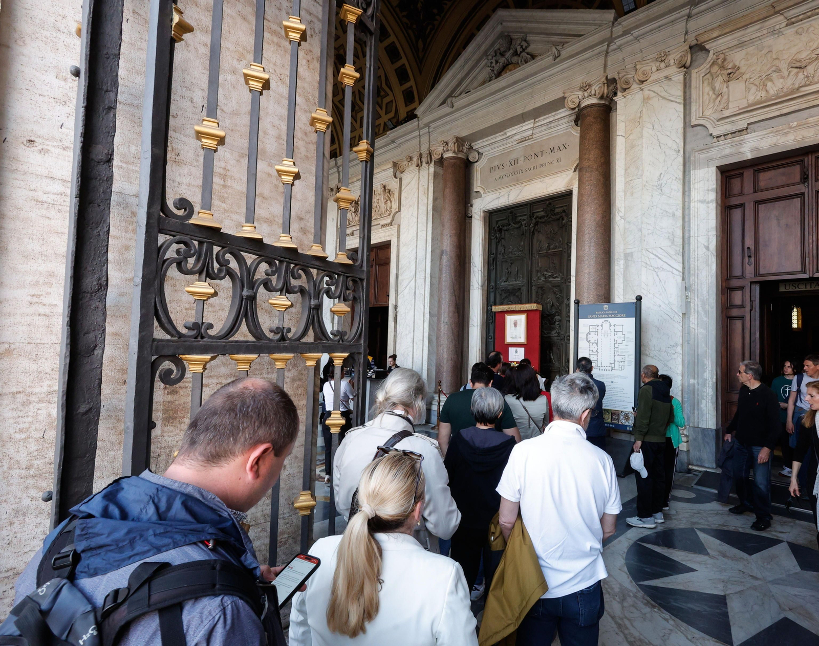 Fotos del ambiente en Roma tras la muerte del papa Francisco