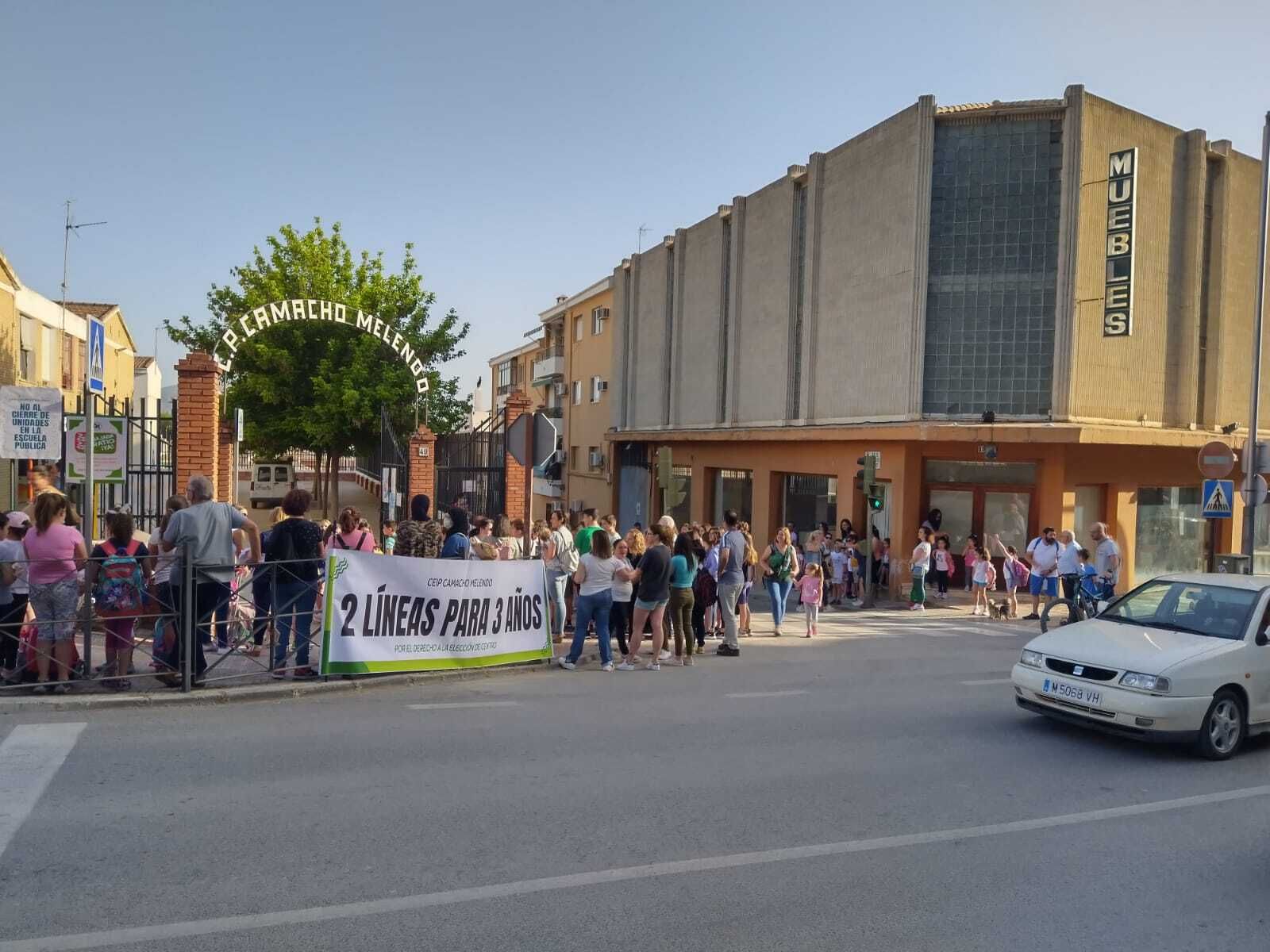 Movilización de las familias del colegio Camacho Melendo de Priego.