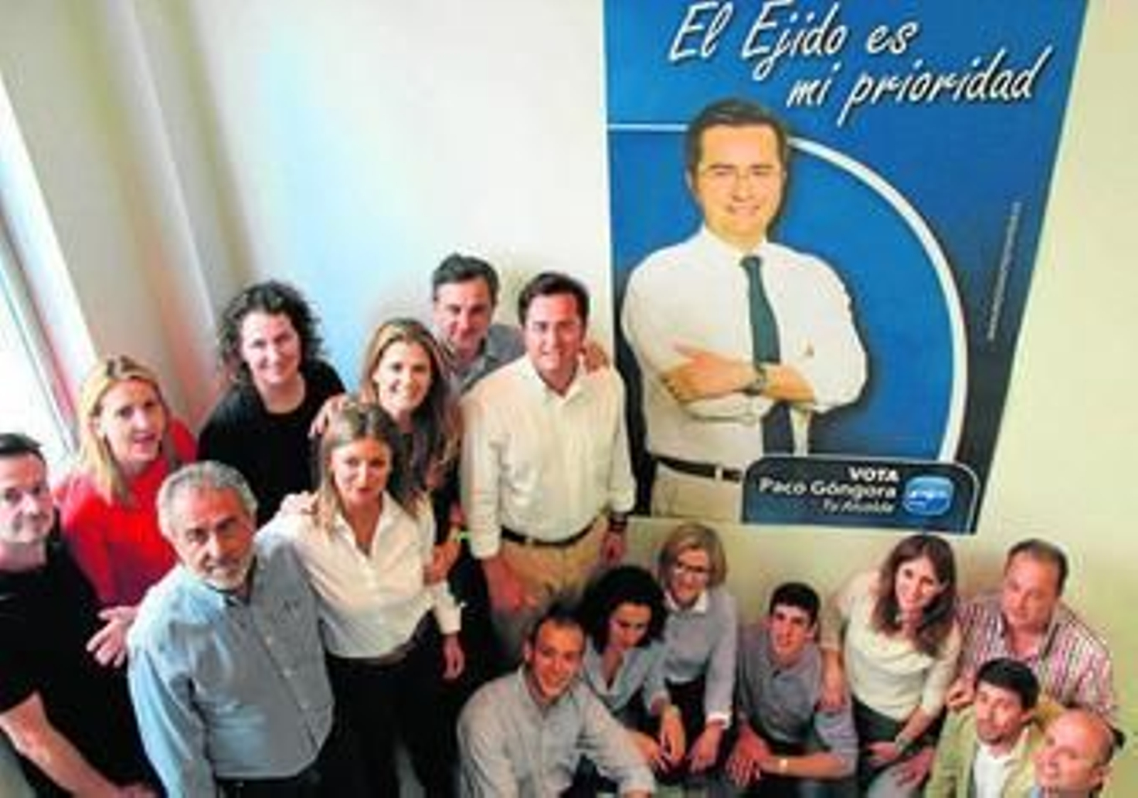 Ayer tuvo lugar el acto simbólico de pegada de carteles en la sede del PP en el que participó el candidato, Francisco Góngora, junto al resto de integrantes de la lista. Ayer tuvo lugar el acto simbólico de pegada de carteles en la sede del PP en el que participó el candidato, Francisco Góngora, junto al resto de integrantes de la lista.