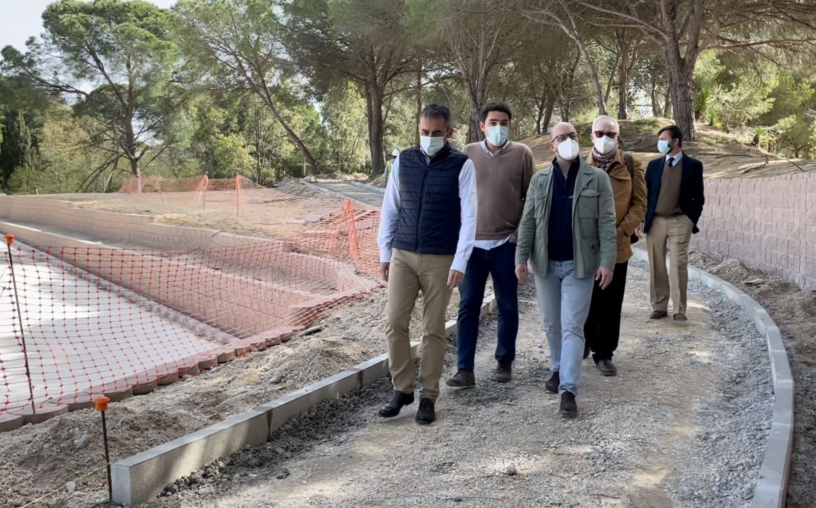 Los promotores, en la visita a las obras acompañados por el alcalde.