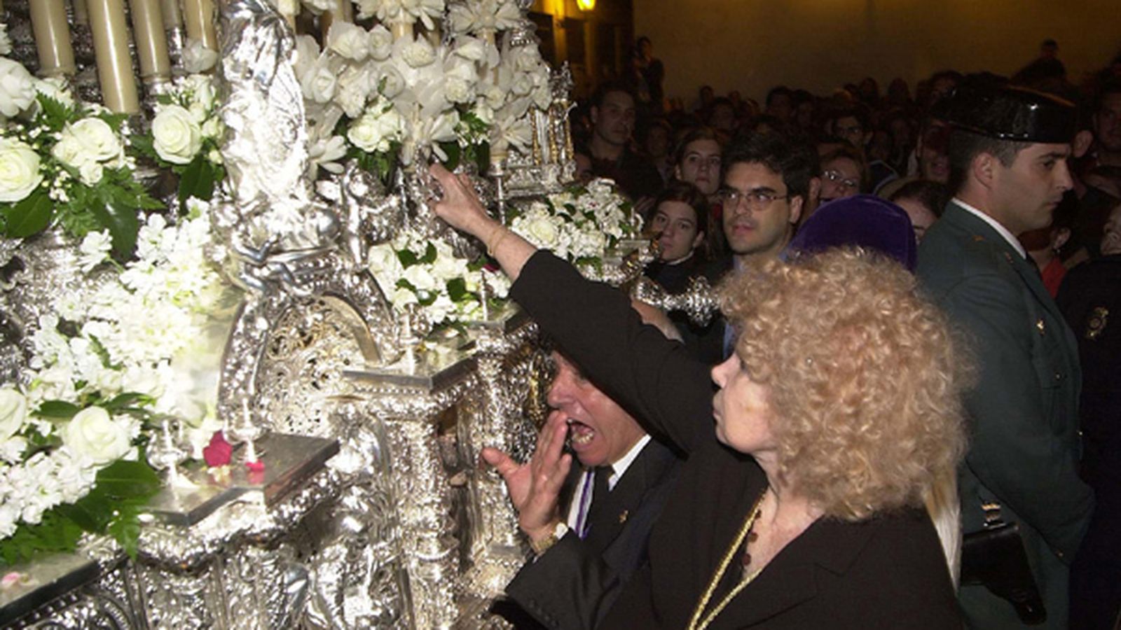 La duquesa de Alba dando la primera 'leventá' a la Virgen de las Angustias en Semana Santa.