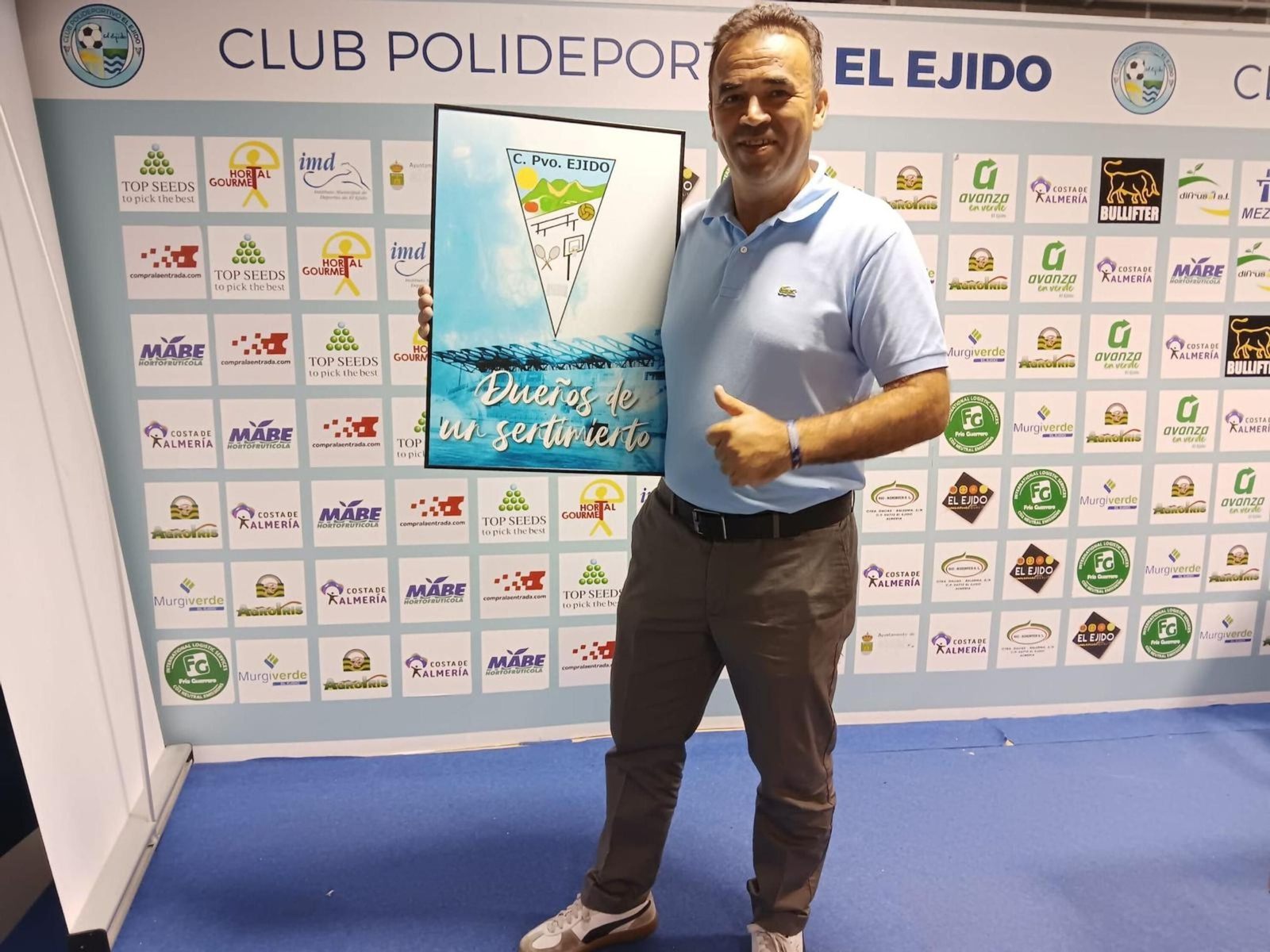 Mateo Martín posa junto a un cuadro con el escudo del Poli El Ejido durante una de sus comparecencias en la entidad celeste.