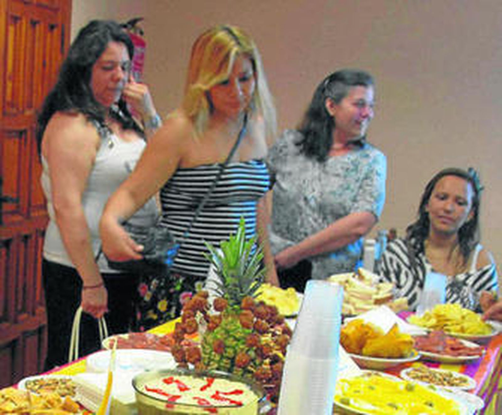 Fiesta en el curso de empleadas domésticas de Cáritas en Jerez.
