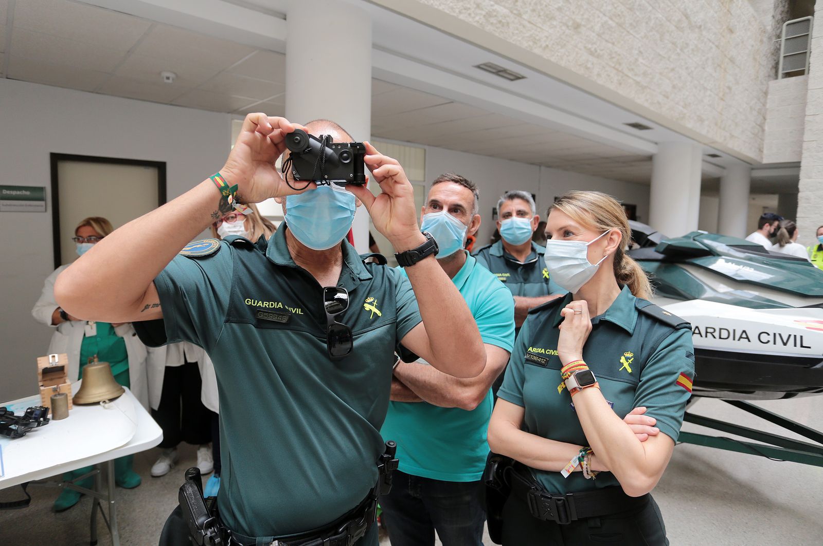 Imágenes de la exhibición de la Guardia Civil en el Hospital Juan Ramón Jiménez con motivo del 35 aniversario de la incorporación de la mujer