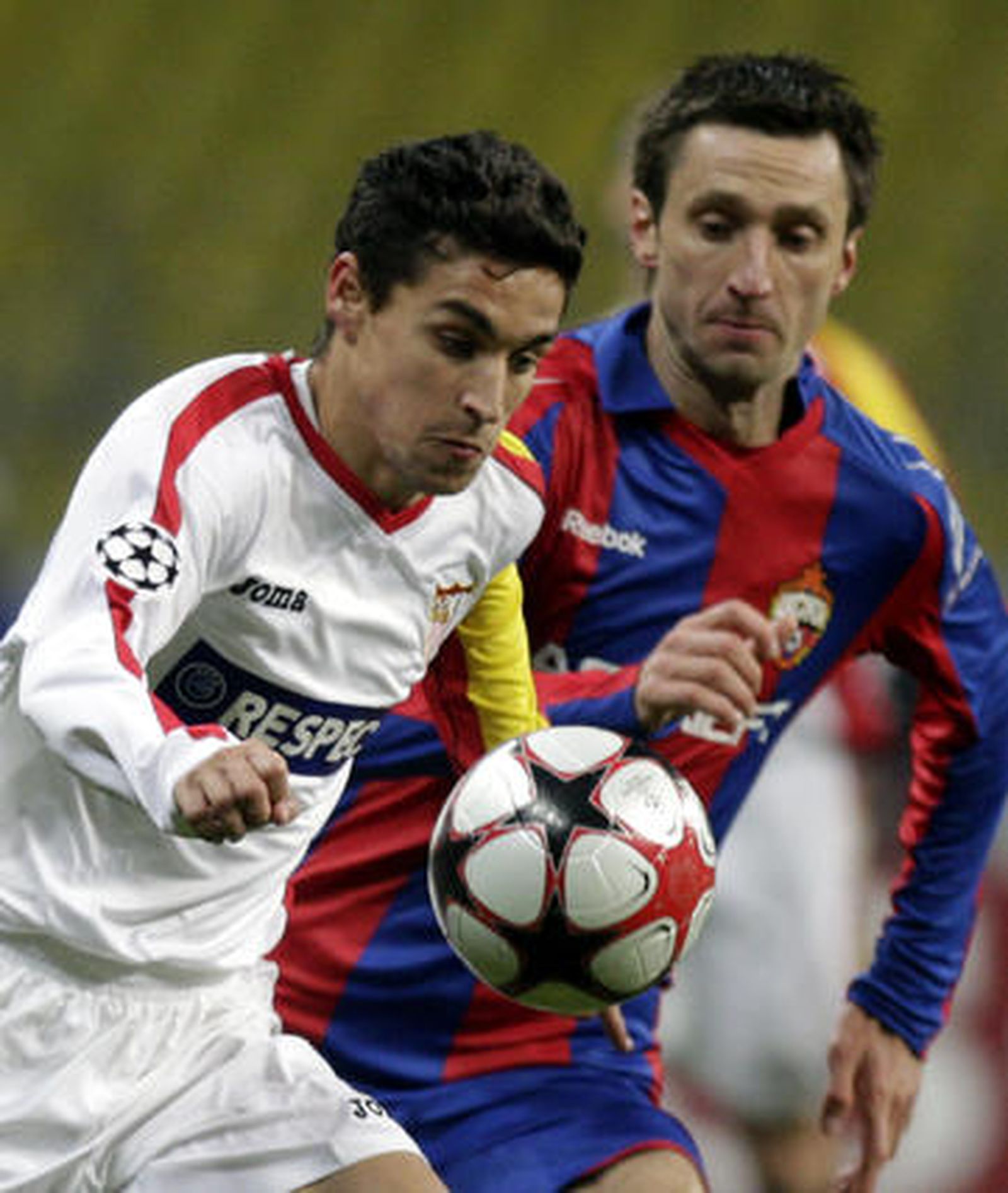 Navas es presionado mientras controla un balón.

Foto: Antonio Pizarro