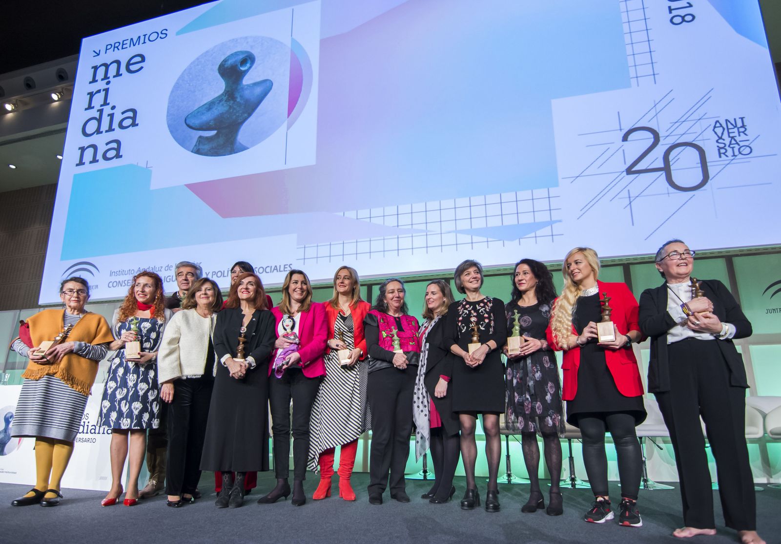 La presidenta de la Junta, Susana Díaz, posa con los galardonados con los Premios Meridiana del Instituto Andaluz de la Mujer.