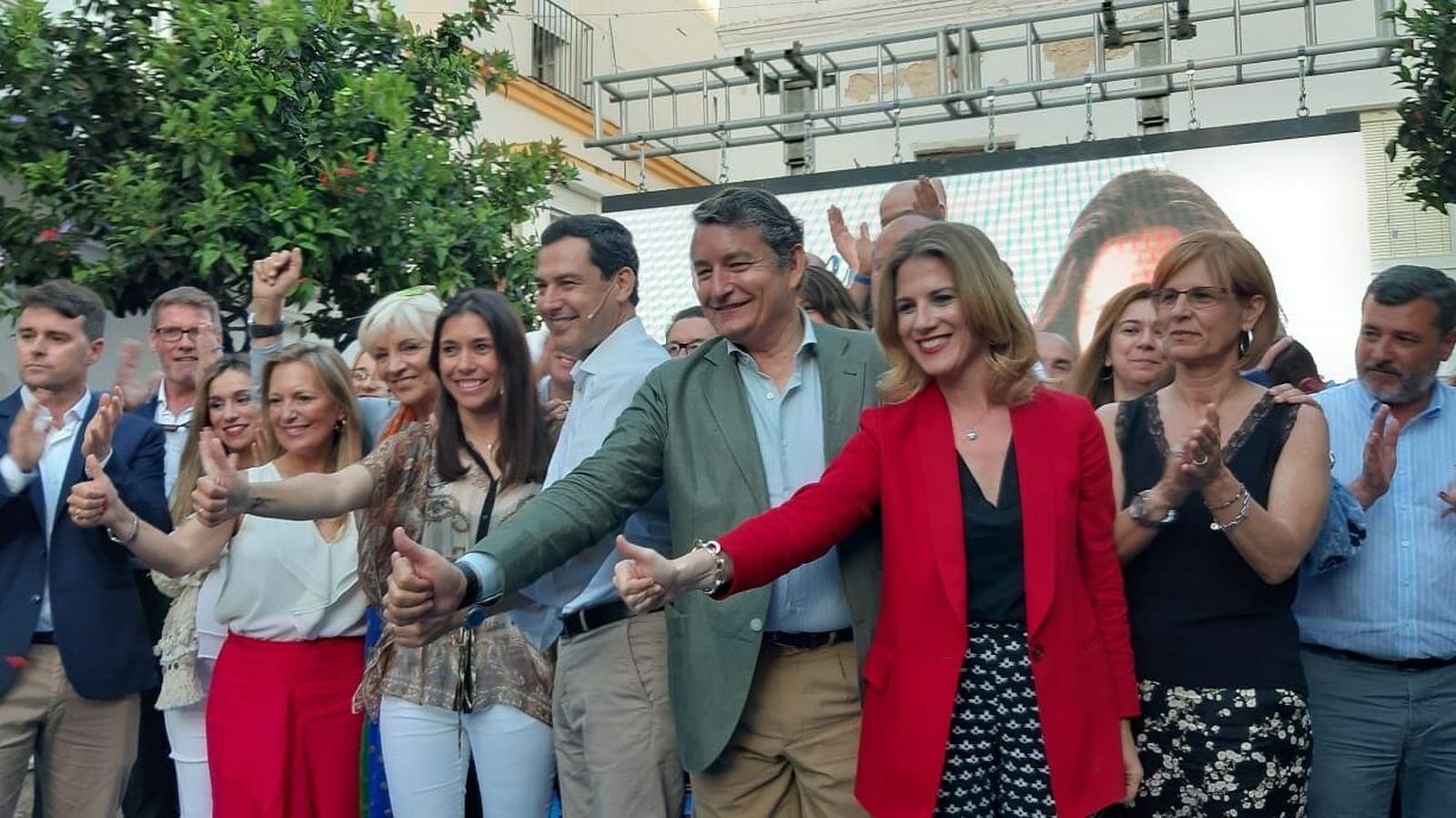 El presidente de la Junta y otros cargos públicos del PP, con la candidata popular a la Alcaldía de Rota.