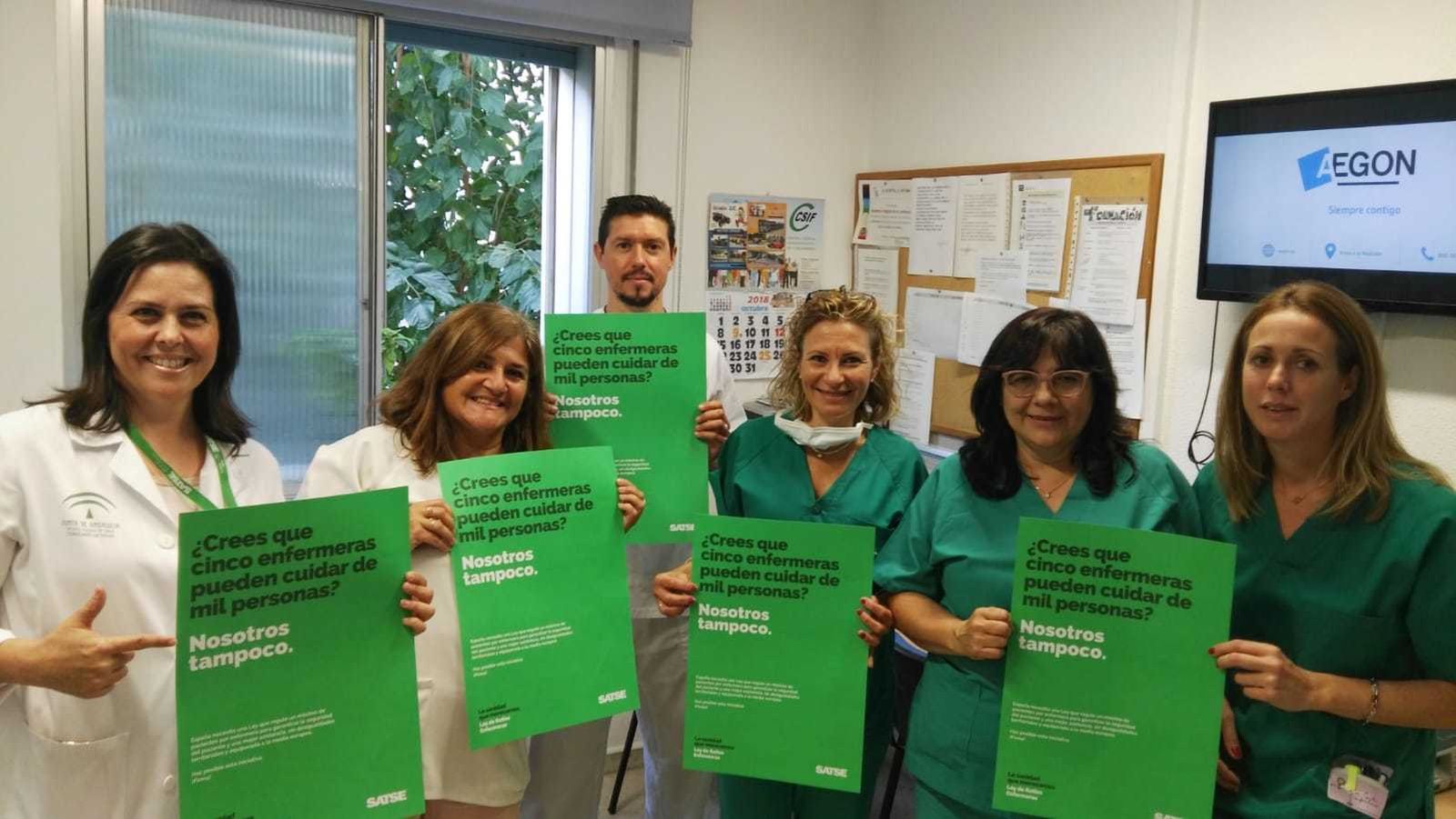 Miembros de Satse , en la unidad de Hematología del hospital, con los carteles que se han distribuido
