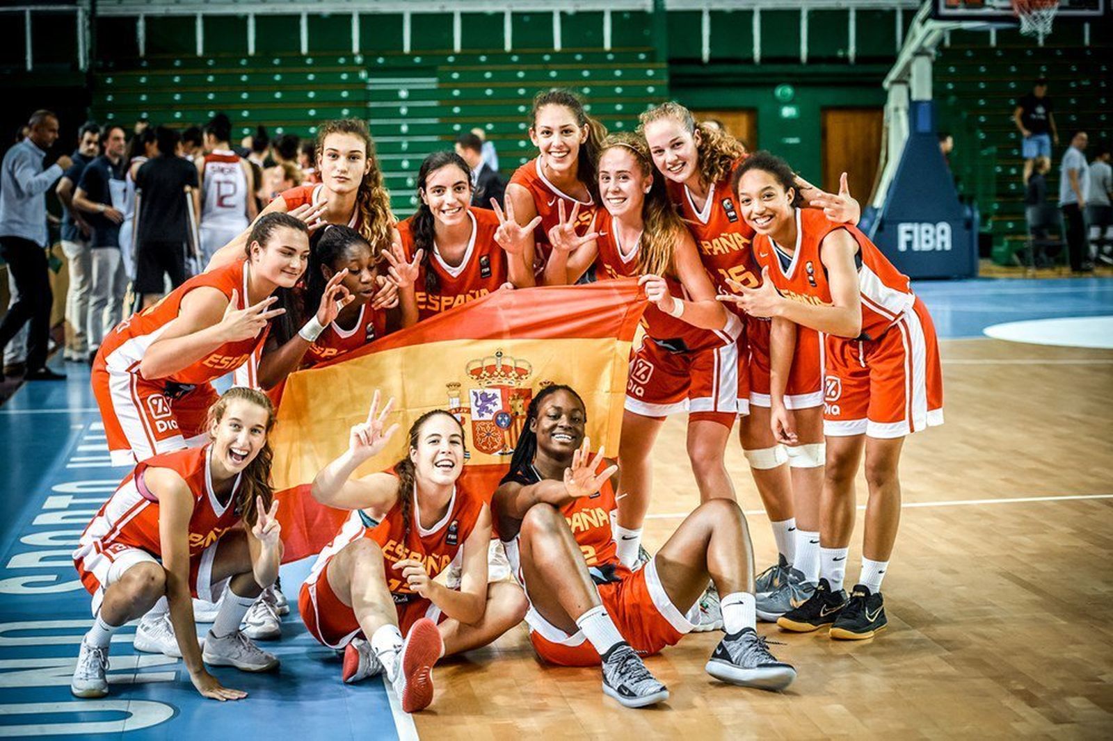 Las jóvenes jugadoras españolas celebran la medalla lograda en el Europeo.