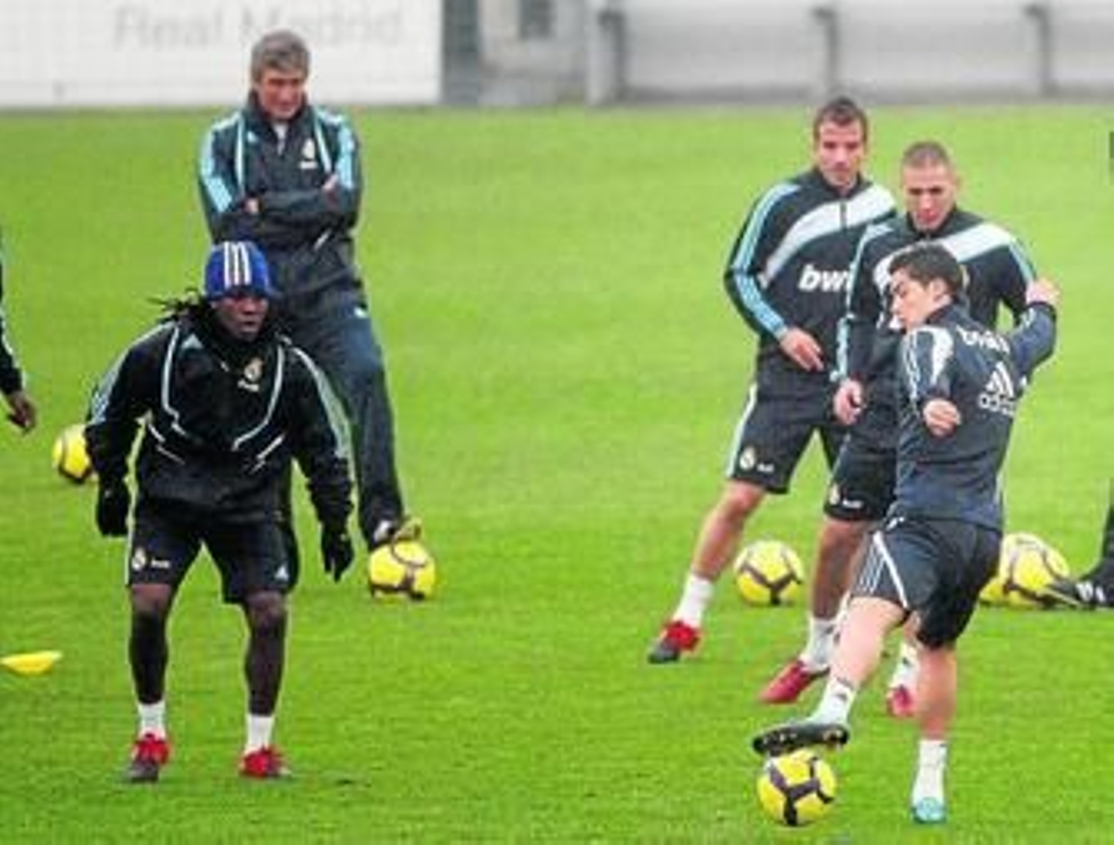 Cristiano Ronaldo toca la pelota en un rondo ante Drenthe. Cristiano Ronaldo toca la pelota en un rondo ante Drenthe.