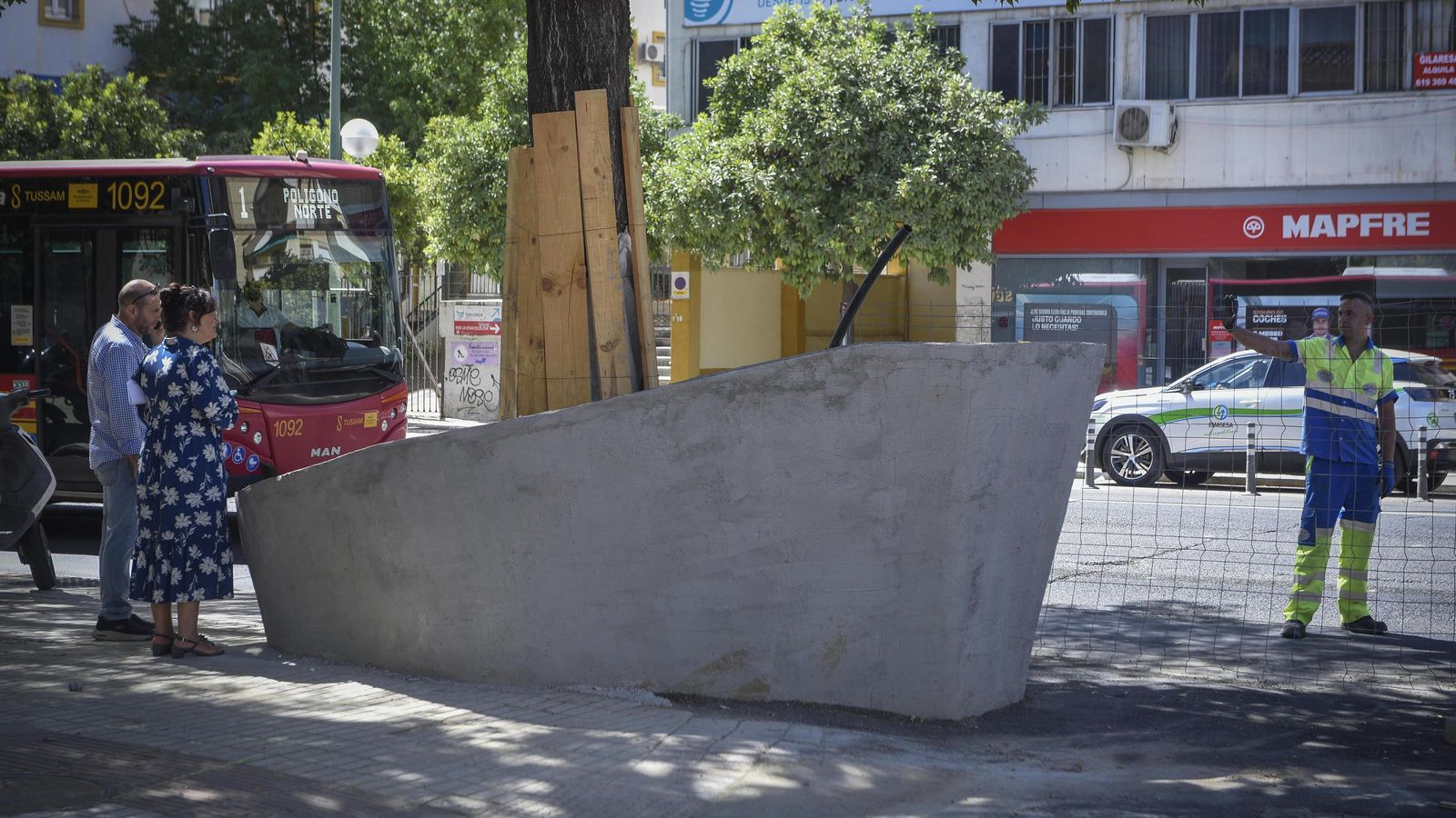 Parte de la fuente, aún sin terminar, a la entrada de Cruz Roja.