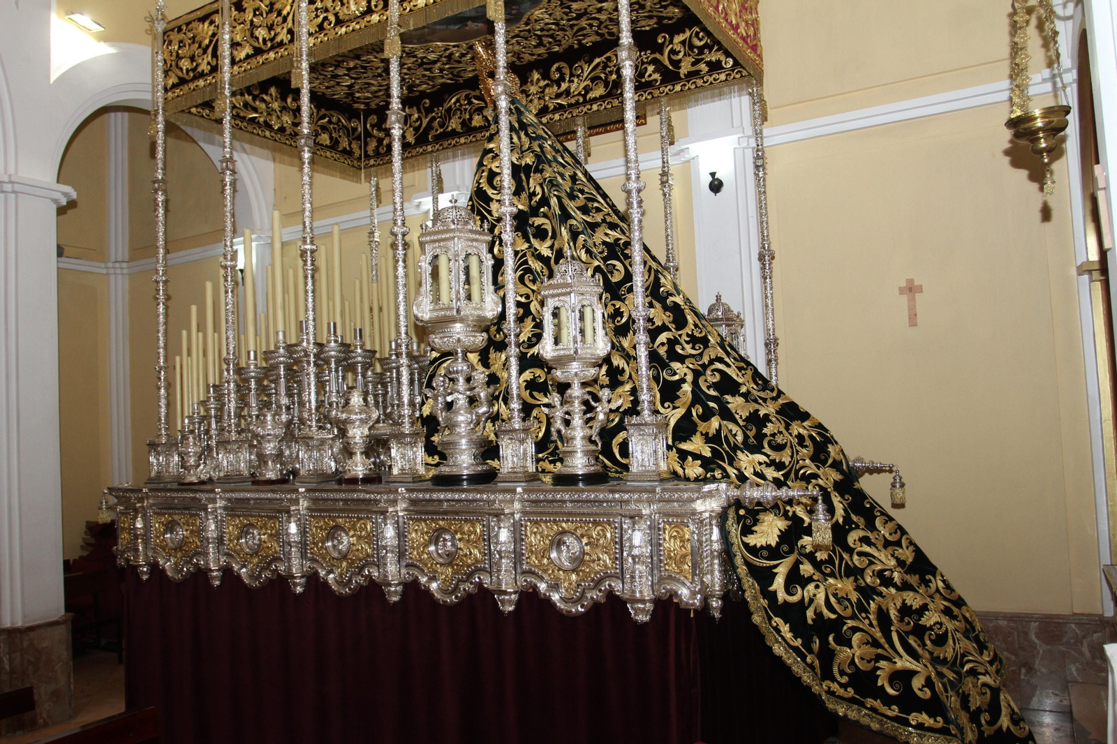 Preparativos de la Virgen del Rocío y la Esperanza de la Hermandad del Calvario