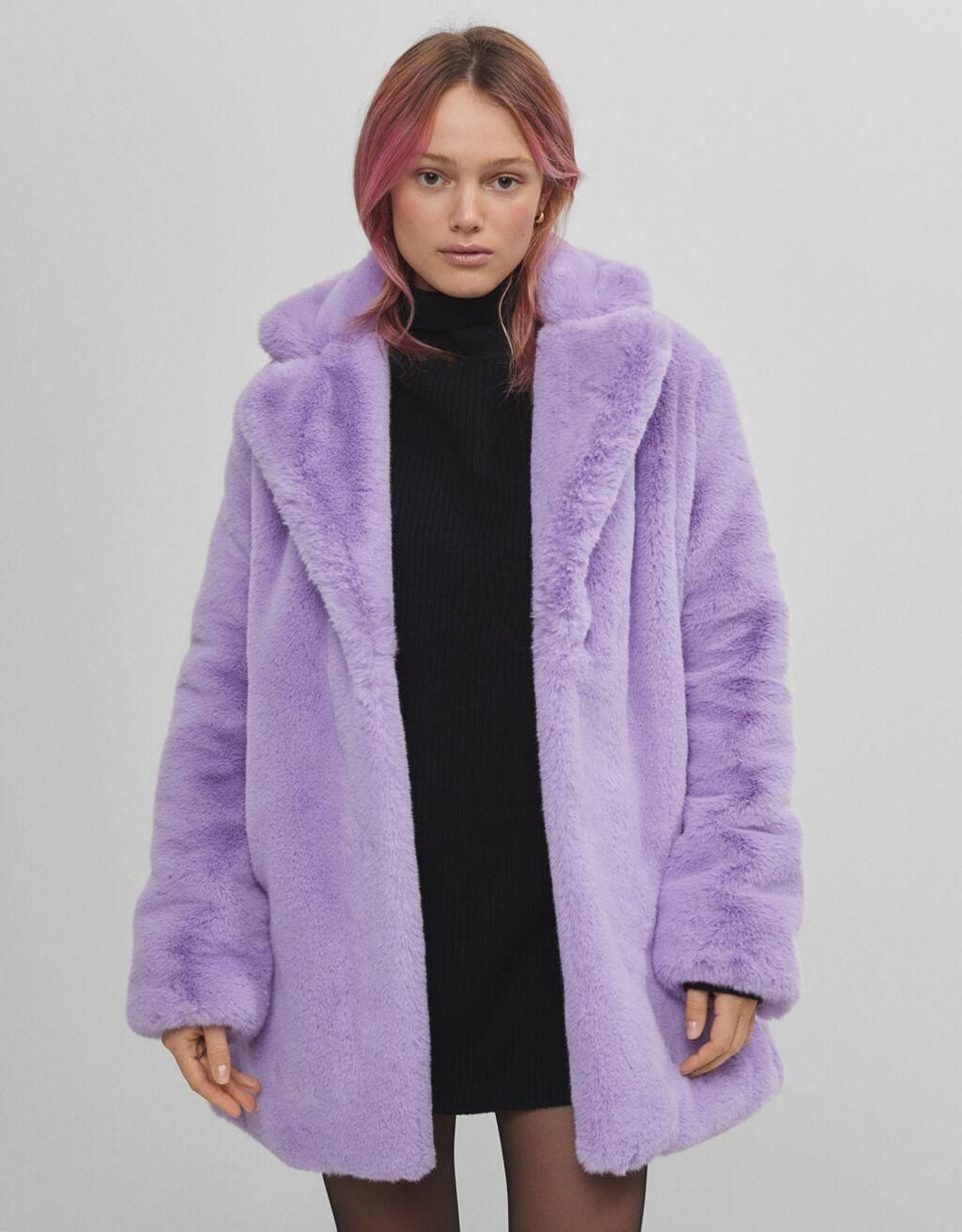 Abrigo lila de pelo de Bershka (59,99 euros).
