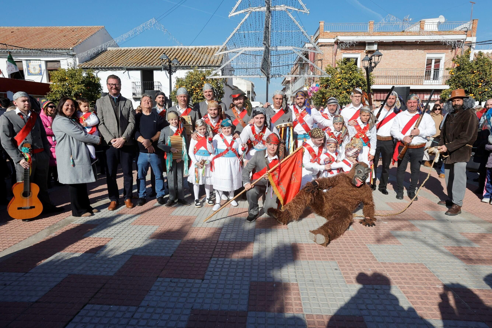 La Danza de los Locos y el Baile del Oso de Fuente Carreteros, en imágenes