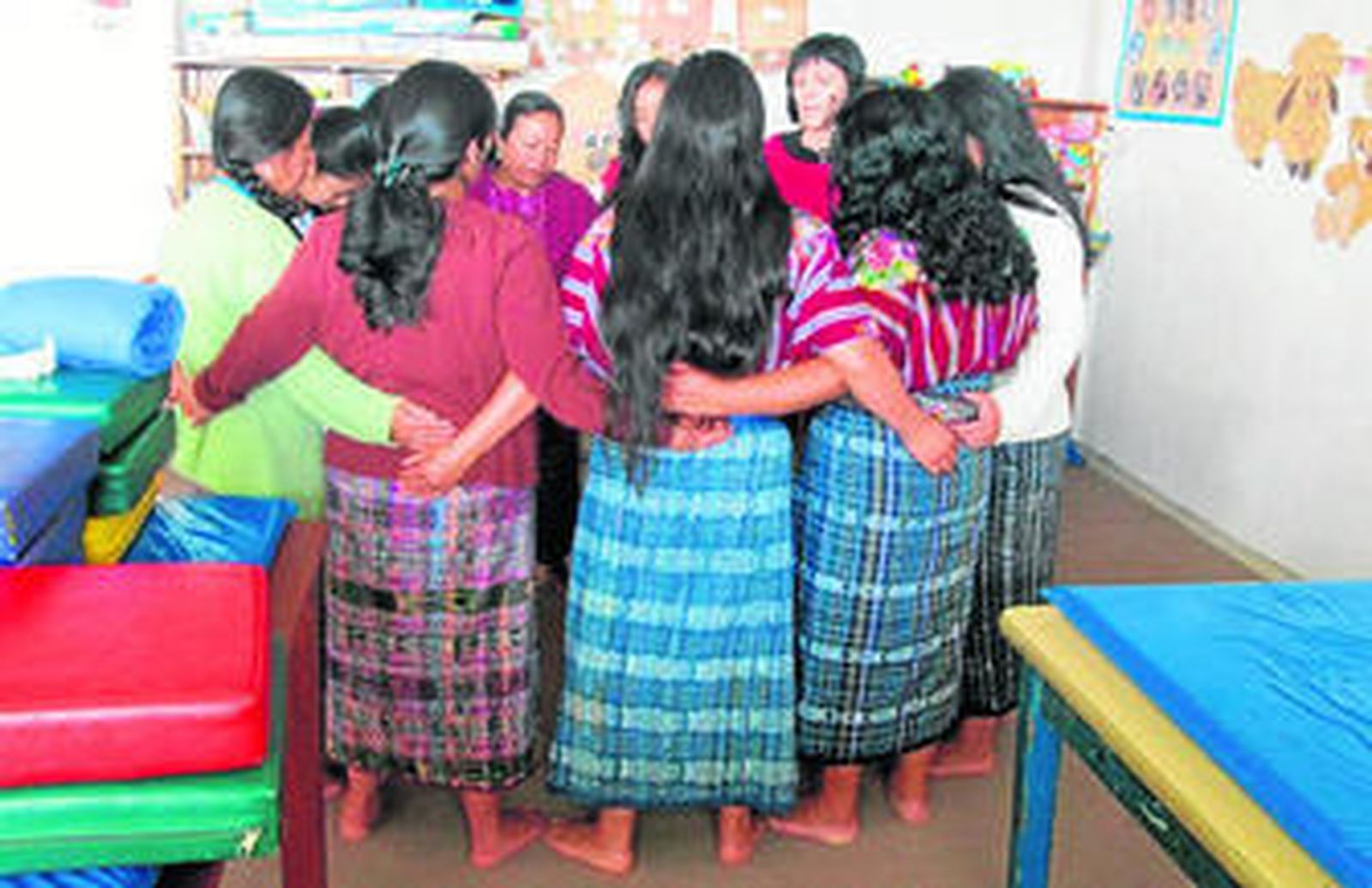 Curra Berrocal, en una clase de biodanza con indígenas mayas.