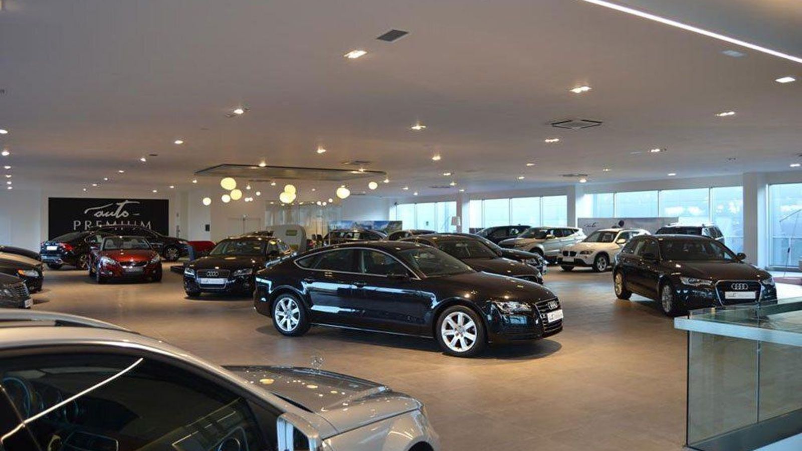 Concesionario de coches.