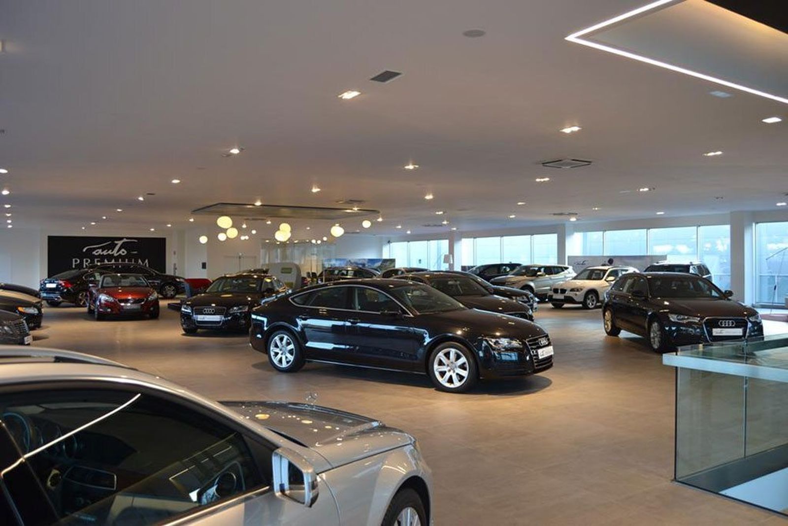 Concesionario de coches.