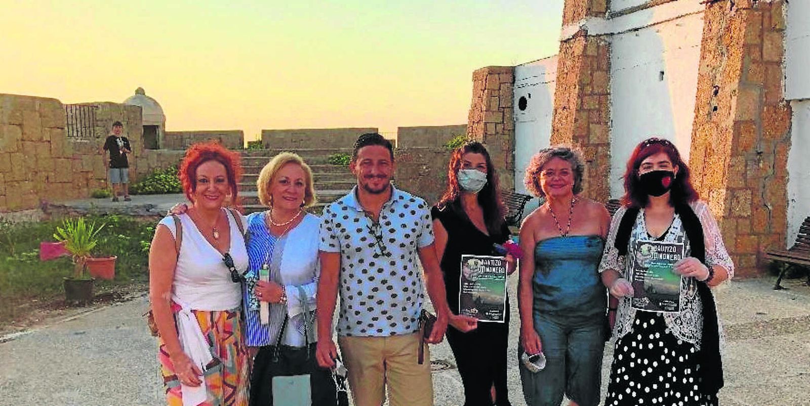 Las hermanas Inma y Marga Márquez, el cantante David Palomar, la bailaora Anabel Ribera, la presidenta de la Asociación ‘Amigos de Quiñones’,  Blanca Flores, y Desiré Ortega.