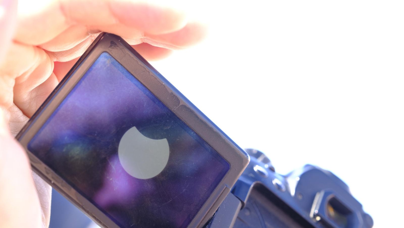Almería observa el eclipse solar desde el Paseo Marítimo, en imágenes