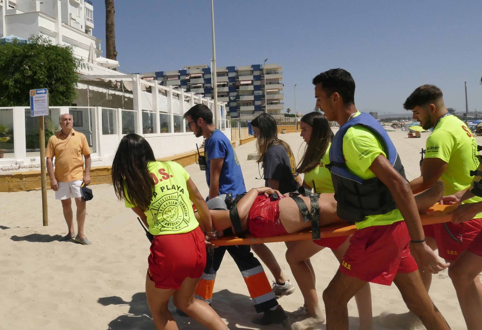 Simulacro de una emergencia sanitaria, este miércoles en El Rinconcillo, ante el alcalde.