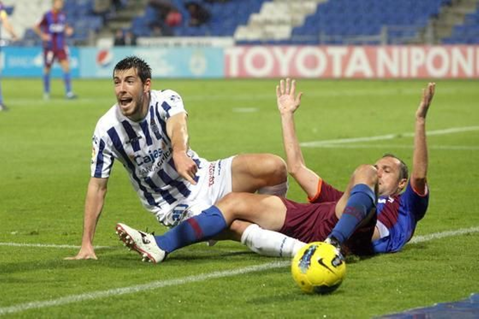 El Recreativo no pasa del empate en casa ante el Huesca. / Espínola