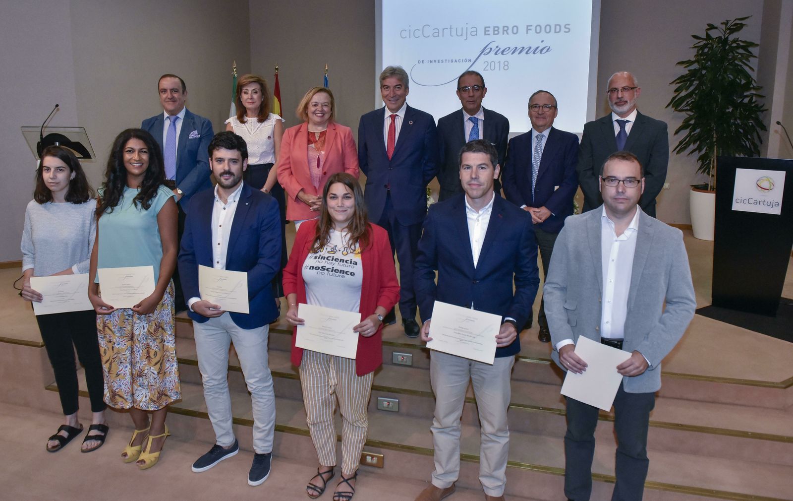 Los seis premiados muestran sus diplomas en la primera fila, escoltados por parte de las personalidades que apoyaron el galardón en el acto de ayer.