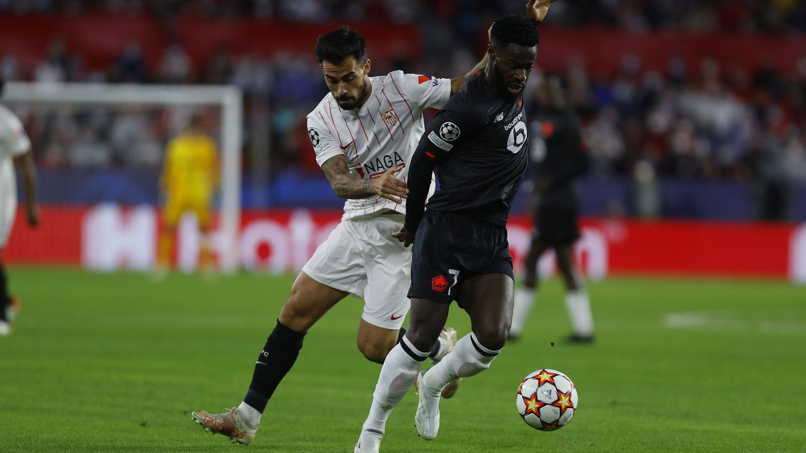 Suso pelea por un balón con Bamba.