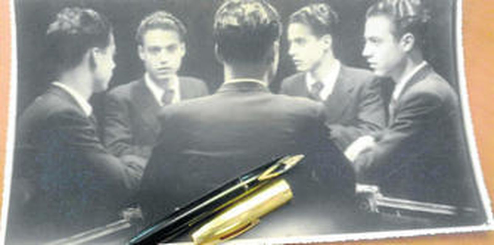 Fotomontaje de Eduardo Rodríguez Valdivieso junto a la pluma que regaló a Juan de Loxa.