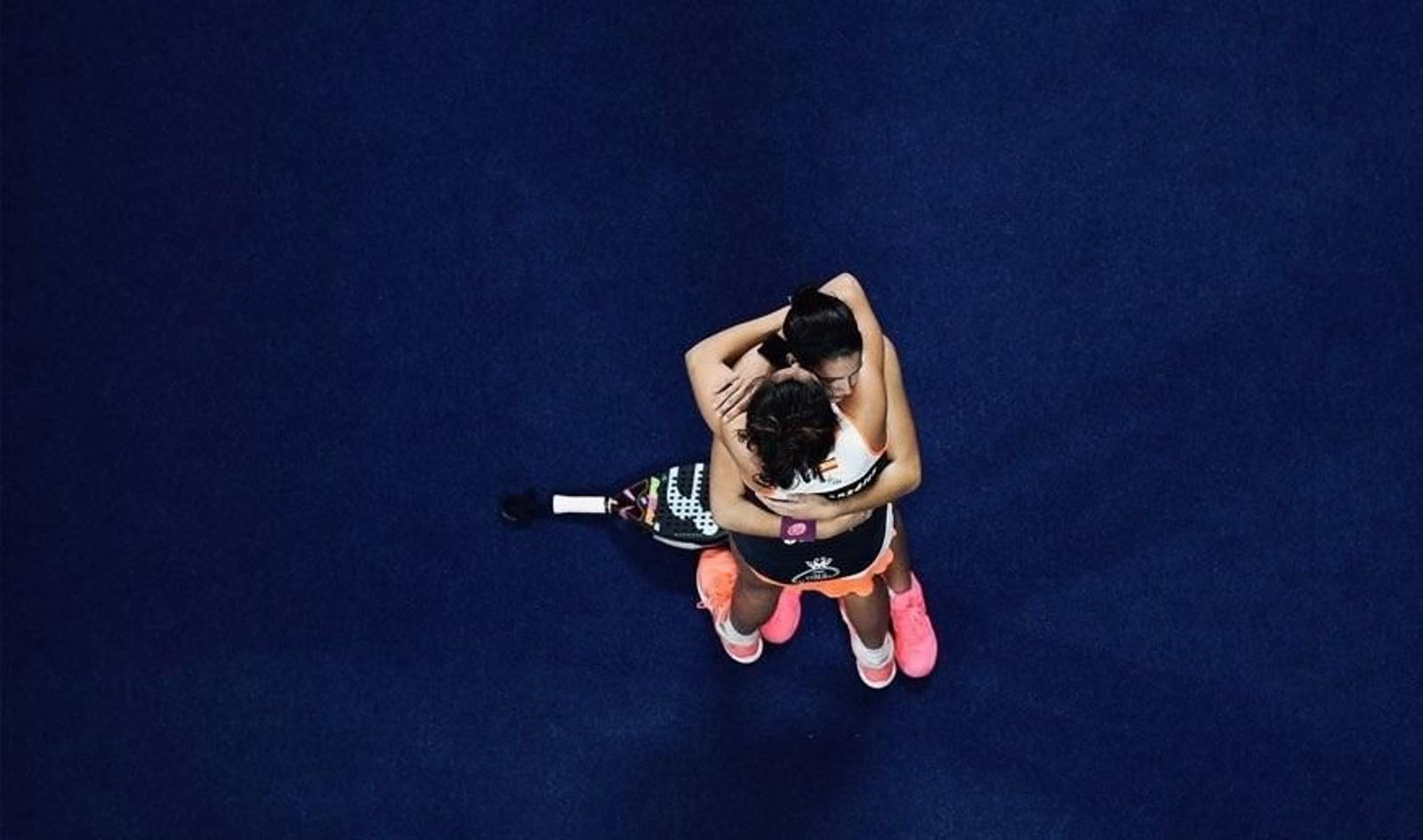 Bea González se abra a su compañera Delfi Brea.