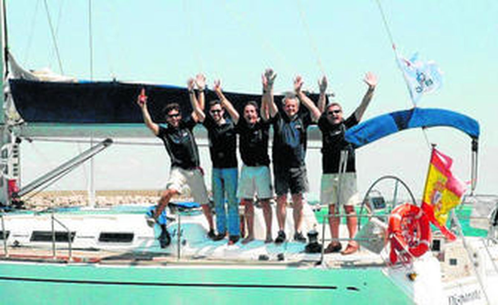 La tripulación del 'Dos Disparates', celebrando el título sobre la embarcación.