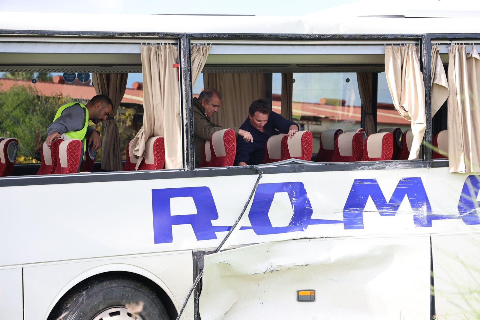 El accidente entre un autobús escolar y un camión en Gibraleón este jueves en imágenes