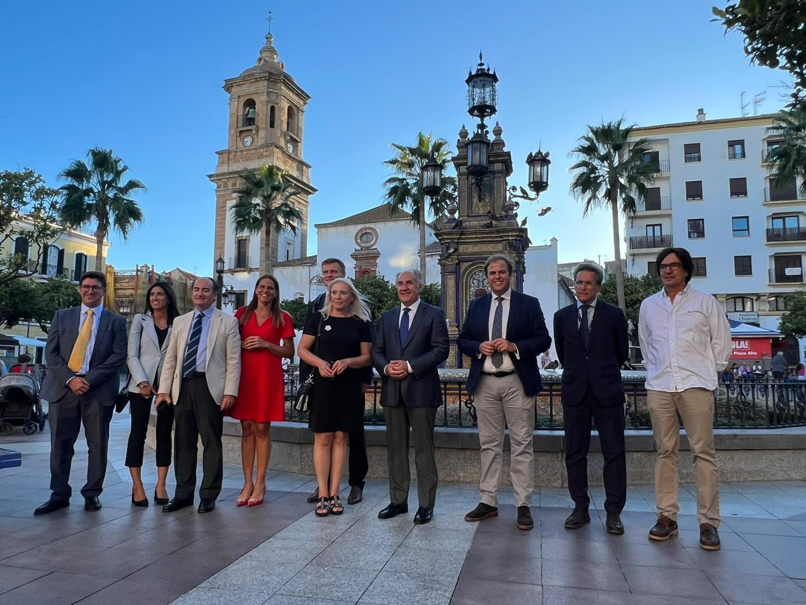 Radicova, junto a Landaluce en la Plaza Alta de Algeciras.