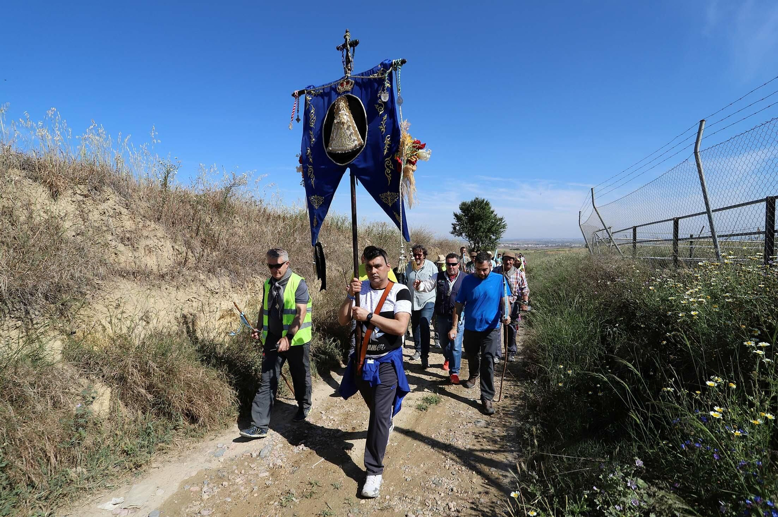 Imágenes de los presos de la cárcel de Huelva en su camino hacia El Rocío