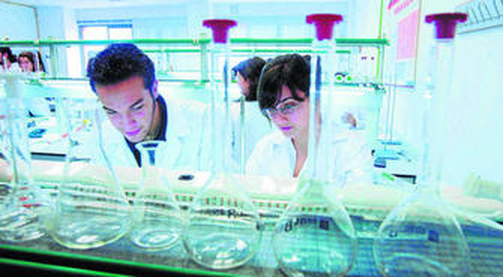 Dos jóvenes estudiantes investigan en el campus de La Cañada en un proyecto de biotecnología.