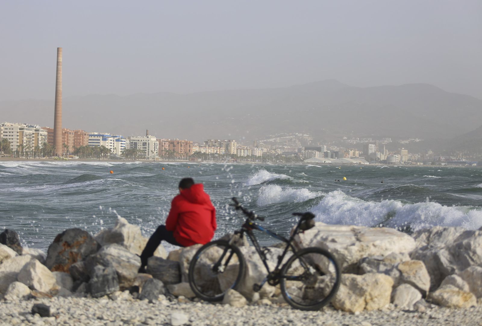 Viento, olas y surfistas para iniciar el fin de semana