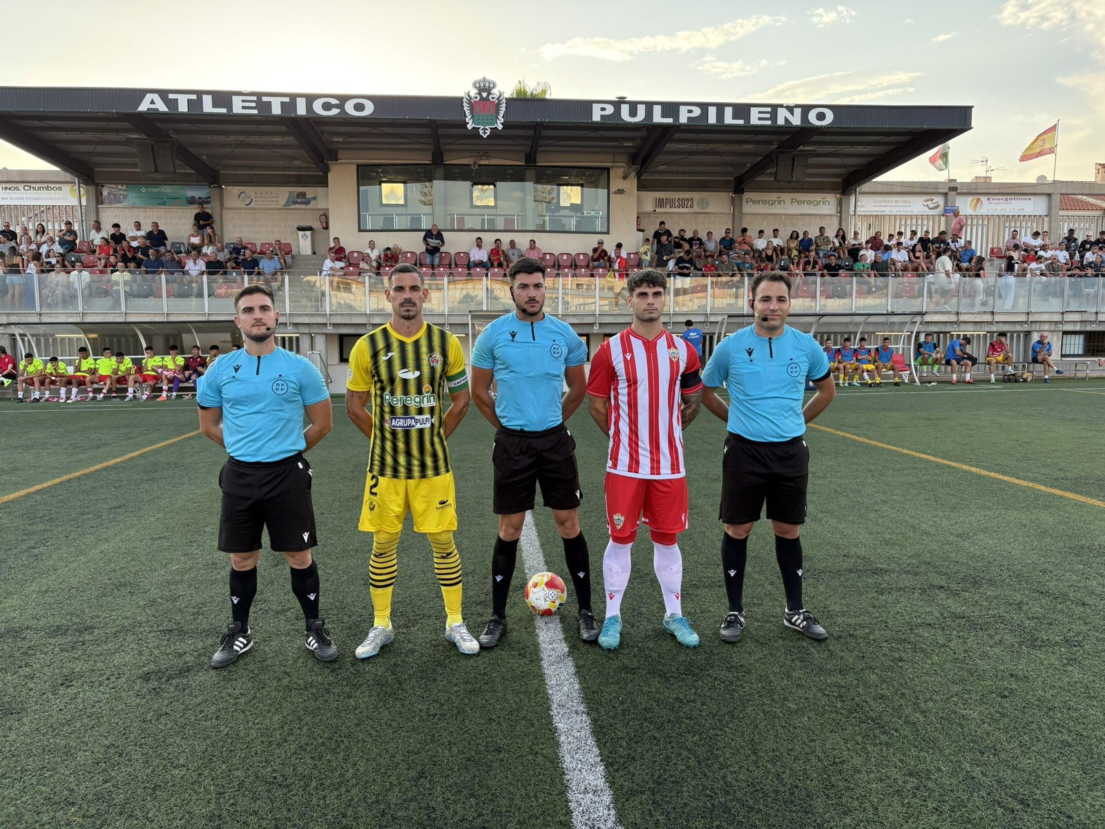 Capitanes de ambos equipos con el equipo arbitral en el Estadio Municipal San Miguel de Pulpí.