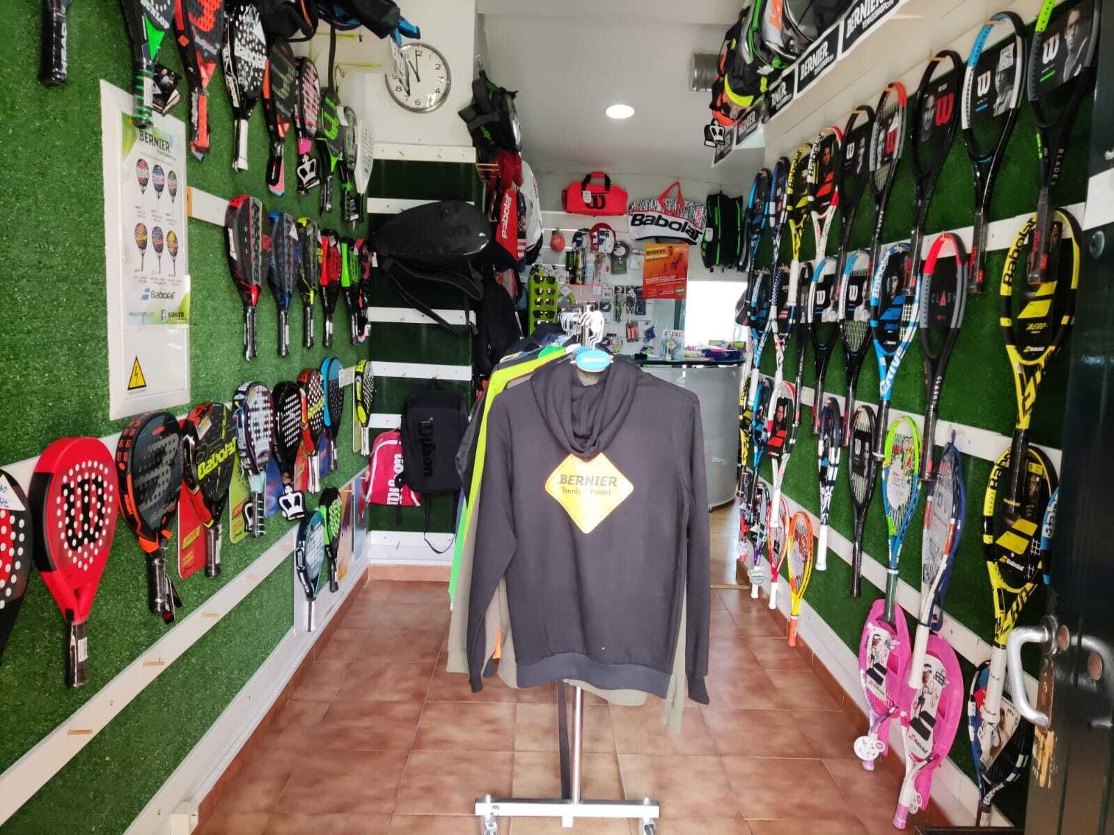 Interior de la tienda sevillana Deportes Bernier.