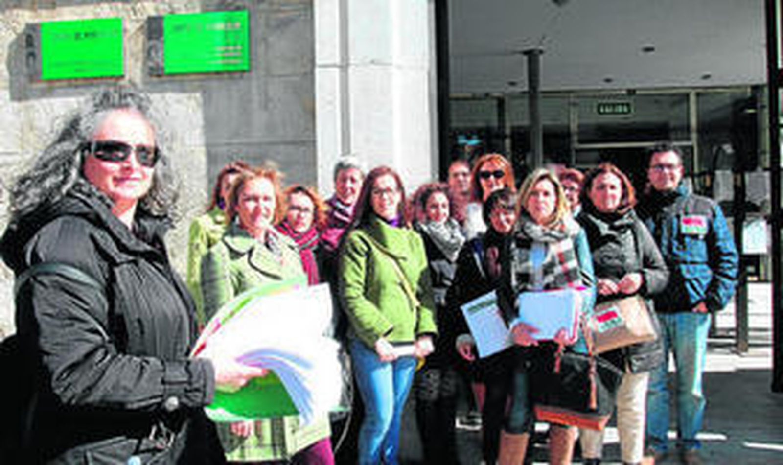 Representantes de los padres del los IES Alonso Cano de Dúrcal y Emilio Muñoz de Cogollos Vega entregaron ayer unas 700 firmas.